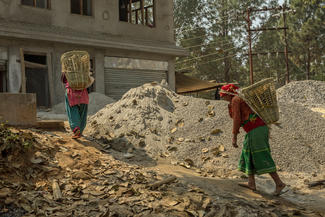 Nepal - Frauen tragen Ziegel zu Hausbaustelle