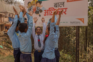 World Vision hilft Nepal: Kinder an Schutz und Aufbauarbeit beteiligt
