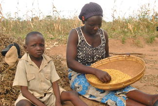 Patenkind Dennis aus Malawi mit seiner Mutter