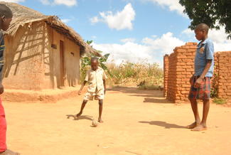Patenkind Dennis aus Malawi spielt gerne Fußball. 