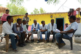 Im Dorf von Patenkind Khusboo wird über den Bau von Toiletten diskutiert.