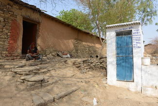 Neue Toilette im Dorf von Patenkind Khusboo