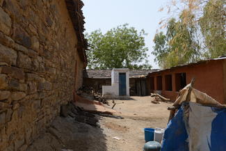 Neue Toilette im Dorf von Patenkind Khusboo