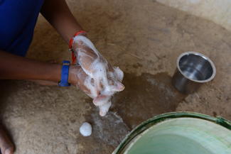 Patenkind Khusboo beim Händewaschen