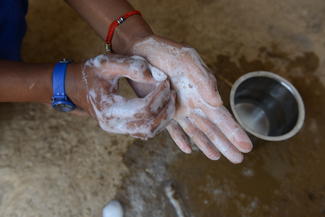 Patenkind Khusboo beim Händewaschen