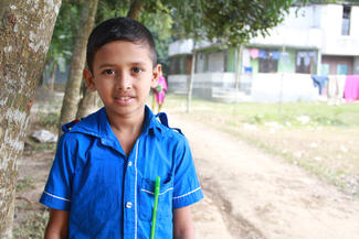 Rashids Sohn freut sich mit seiner Mutter