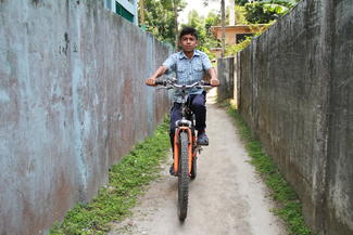 Kinderarbeit: Hemel aus Bangladesch mit seinem neuen Fahrrad
