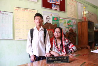 Kinderarbeit: Hemel aus Bangladesch mit seiner Lehrerin
