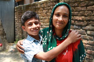 Kinderarbeit: Hemel aus Bangladesch mit seiner Mutter