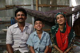 Kinderarbeit: Hemel aus Bangladesch mit seinen Eltern