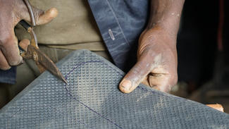 Patrice, der ehemalige Kindersoldat erlernt durch die Hilfe von World Vision ein Handwerk