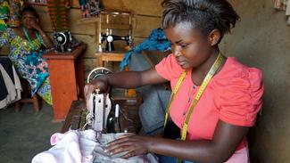 Ehemalige Zwangsprostituierte Malaika lernt bei Rebound nähen.