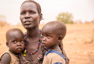 Abuk läuft drei Stunden zur Nahrungsmittelausgabe, damit ihre Kinder nicht verhungern.