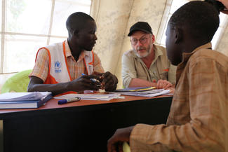 Liam Cunningham im Gespräch mit Pädagogik-Mitarbeiter von World Vision in Uganda