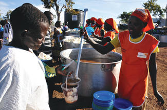 Essensausgabe an südsudanesische Flüchtlinge in Uganda