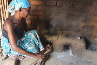 Mutter Anne bei der Essenszubereitung.