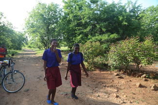 Jessy aus Malawi auf dem Schulweg.