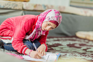 Flüchtlingskind Shaima bei den Hausaufgaben