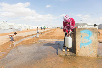 Flüchtlingskind Shaima beim Wasser holen