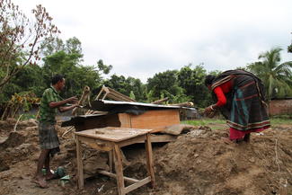 Monsunflut in Bangladesch: Familie sucht nach Resten