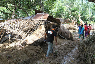 World Vision-Mitarbeiter erfasst Hilfsbedarf nach Monsunflut