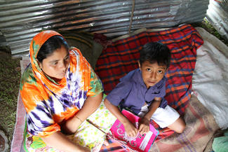 Monsun-Flut 2017 - Mutter mit Sohn in Notbehausung