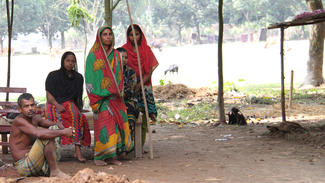 Als die Familie nachhause kommt, gibt es ihr Haus nicht mehr.