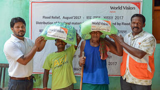 Durch World Vision erhalten Flutopfer in Bihar (Indien) Reis, Zucker, Salz, Seife und andere Hilfsmittel