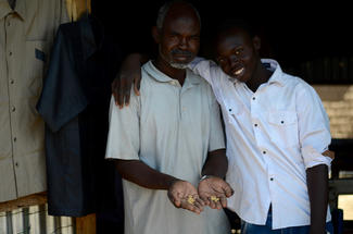 Muhammad und sein Sohn mit verwahrtem Saatgut