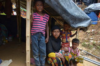 Flüchtlinge aus Myanmar: Drei Mahlzeiten am Tag kann diese Mutter ihren Kindern nicht anbieten. Sie hat auch keine Muttermilch für ihr Baby.