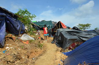 Flüchtlinge  aus Myanmar in Bangladesch: Somsida im Camp unterwegs