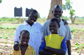 Flüchtling Mohammed ist froh seine Kinder jetzt selbst ernähren zu können. Das Feld wirkt sogar Gewinn ab.