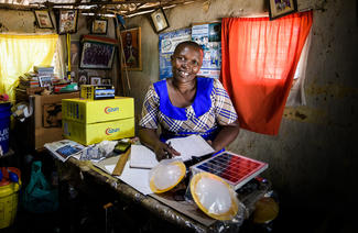 Sarah Omolo verdient seit einem World Vision-Training auch mit dem Verkauf von Mikro-Solaranlagen Geld.