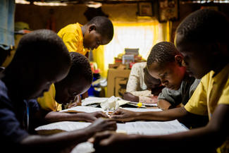 Schulkinder machen im Schein einer Solarlampe in Kogel'o in Kenia ihre Hausaufgaben. 