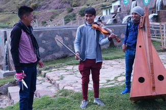Patenkind Diego mit seinen musikalischen Freunden