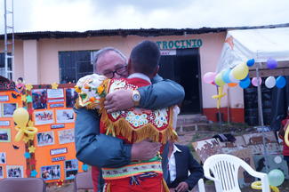 Patenkind Diego und Pate Volkmar begegnen sich das erste Mal 