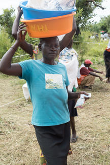 Florence steht für ihre Ration an.