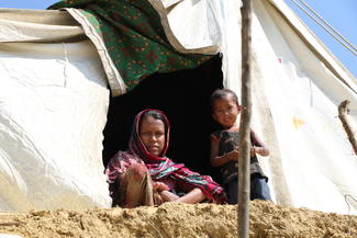Azida - eine junge Mutter aus Myanmar - ist dankbar für das von World Vision gespendete Zelt im Flüchtlinjgslager.in Bangladesch