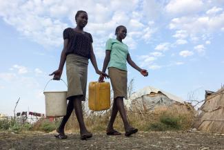 Wasser holen ist Aufgabe der Frauen im Südsudan