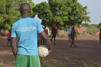 freigelassene Jungen, die von bewaffneten Gruppen als Kindersoldaten eingesetzt wurden, spielen Fußball in einer Sozialstation. 
