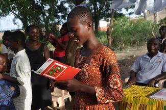 Patenkind in Ghana liest