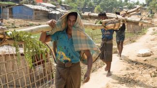 Die Flüchtlinge helfen sich selber und bauen stabilere Hütten