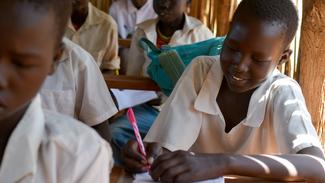 Flüchtlingskind Nyamal aus dem Südsudan im Unterricht.