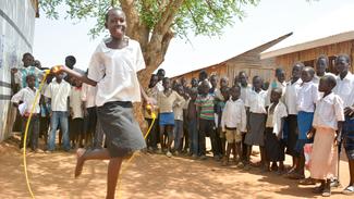 Nyamal aus dem Südsudan findet Sicherheit im Flüchtlingscamp.