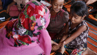 In Bangladesch werden Kinder mit Armbändern ausgestattet, um im Notfall gefunden zu werden.