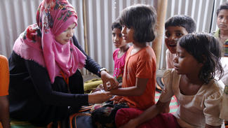 In Bangladesch werden Kinder mit Armbändern ausgestattet, um im Notfall gefunden zu werden.