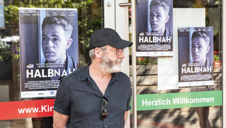 Liam Cunningham besucht die Filmpremiere von Hussam