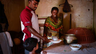 Christopher aus Sri Lanka beteiligt sich an der Hausarbeit, seit er das "Men-Care"-Programm durchlaufen  hat.