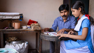 Gleichberechtigung: Ein indischer Vater hilft seiner Tochter bei den Schulaufgaben.