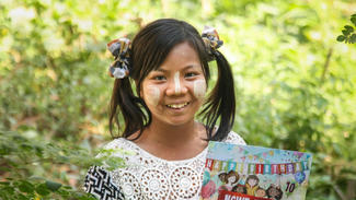 Patenkind Ngwe aus Myanmar mit ihrer Geburtstagskarte